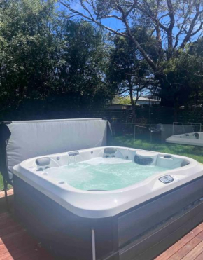 Homey Beach Cottage with Spa, walk to beach